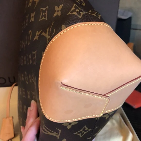 Louis Vuitton Berri PM Monogram Canvas - Picture 9 of 17